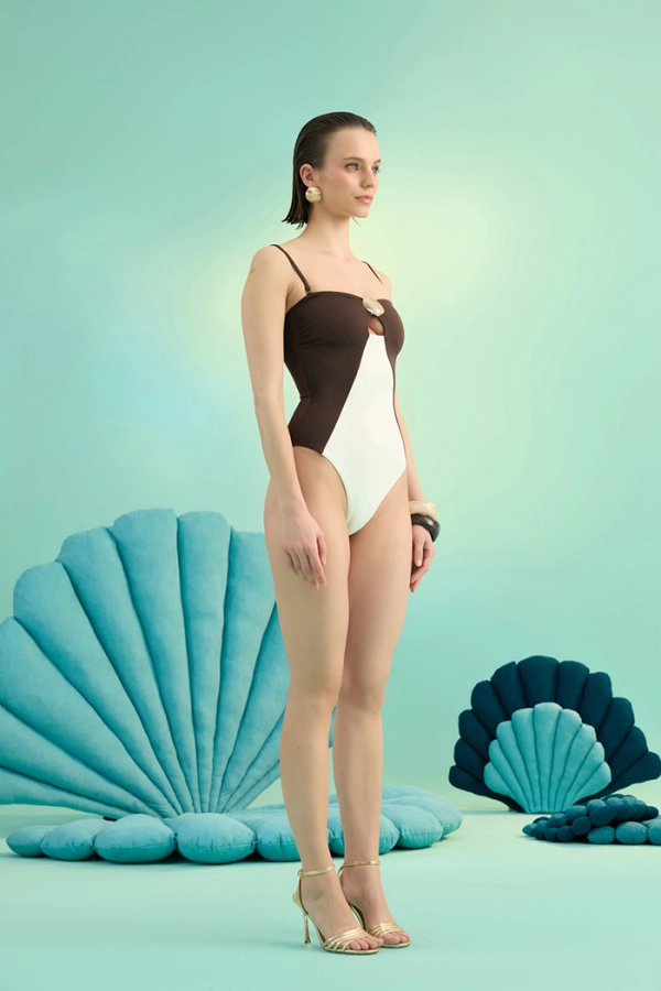 OCEALIA BRUNETTE ALTIN DENİZ KABUĞU AKSESUARLI PENCERELİ STRAPLEZ MAYO
