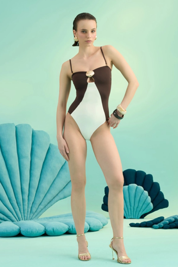 OCEALIA BRUNETTE ALTIN DENİZ KABUĞU AKSESUARLI PENCERELİ STRAPLEZ MAYO