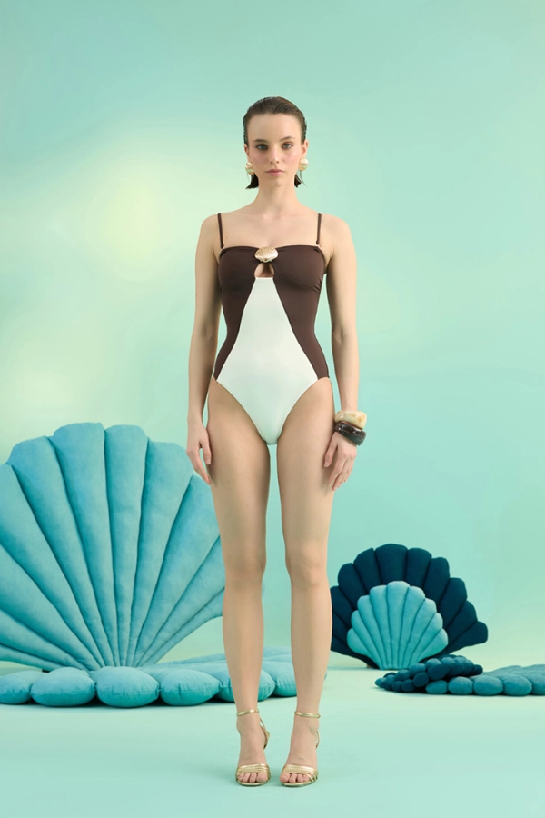 OCEALIA BRUNETTE ALTIN DENİZ KABUĞU AKSESUARLI PENCERELİ STRAPLEZ MAYO