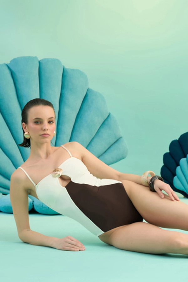 OCEALIA WHITE ALTIN DENİZ KABUĞU AKSESUARLI PENCERELİ STRAPLEZ MAYO