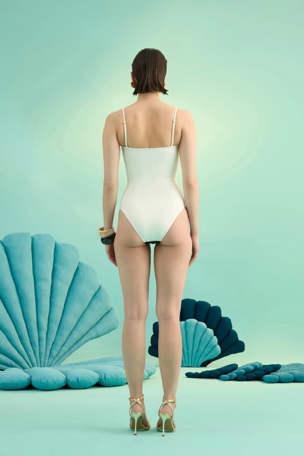 OCEALIA WHITE ALTIN DENİZ KABUĞU AKSESUARLI PENCERELİ STRAPLEZ MAYO